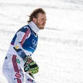 Milano Cortina, incubo McGrath: inforca e 'butta' l'oro nello slalom. Poi scavalca le recinzioni e si dispera nella neve Milano Cortina, incubo McGrath: inforca e 'butta' l'oro nello slalom. Poi scavalca le recinzioni e si dispera nella neve