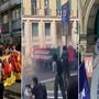 A Milano cortei contro i Patrioti, tensioni tra antagonisti e forze dell'ordine. Scritte choc sui muri: 'Salvini appeso', 'celerini lapidati'