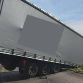 Scontro fra tir a Bari, camion sospeso nel vuoto: vivi per miracolo i due conducenti Scontro fra tir a Bari, camion sospeso nel vuoto: vivi per miracolo i due conducenti
