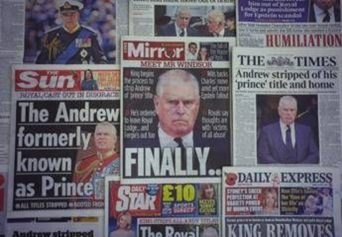 L'ex principe Andrea perderà anche il titolo di viceammiraglio L'ex principe Andrea perderà anche il titolo di viceammiraglio