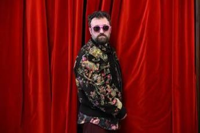 Sanremo 2026, Dargen D'Amico chi è: gli esordi nel freestyle e gli occhiali da sole come alter ego