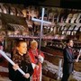 La prima Via Crucis di Papa Leone, porta la croce per tutte le quattordici stazioni
