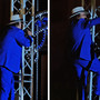 Al Bano, acrobazie a 83 anni: canta e... si arrampica sul palco - Il video Al Bano, acrobazie a 83 anni: canta e... si arrampica sul palco - Il video