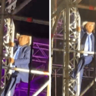 Al Bano versione Spiderman, a 82 anni si arrampica sul palco - Il video
