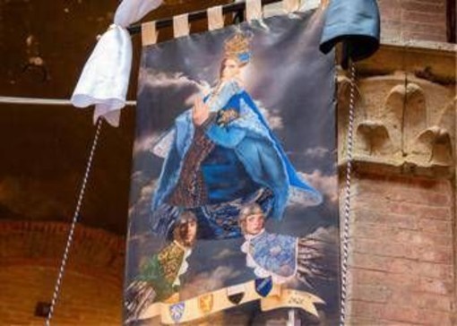 Palio di Siena 16 agosto, il Drappellone fa discutere: polemiche sul volto della Madonna 'androgina'