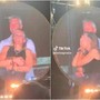 Usa, sospesi dal lavoro il Ceo e la collega 'pizzicati' dalla kiss cam al concerto dei Coldplay