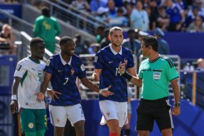 Francia-Senegal, contatto Mbappé-Mané e rigore negato: furia Deschamps e tv 'ingannate' Francia-Senegal, contatto Mbappé-Mané e rigore negato: furia Deschamps e tv 'ingannate'