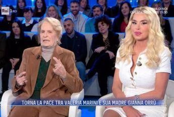 Valeria Marini e la mamma, scoppia la pace a Domenica In Valeria Marini e la mamma, scoppia la pace a Domenica In