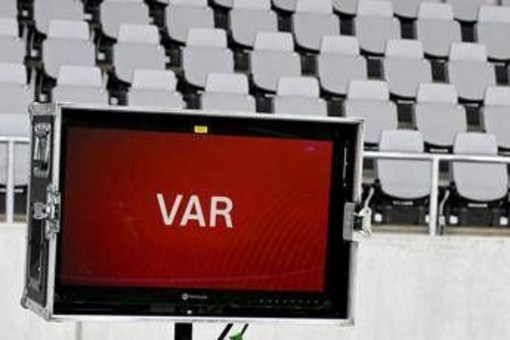 L'ex arbitro De Santis: &quot;Var usato male, arbitri tornino a fare arbitri&quot;