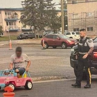Guida la jeep di Barbie in strada, arrestato: "Non volevo andare a piedi" Guida la jeep di Barbie in strada, arrestato: "Non volevo andare a piedi"