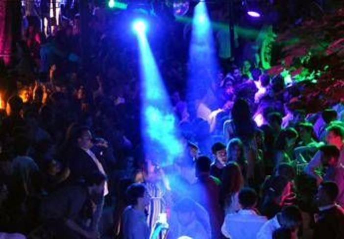 Spray al peperoncino in discoteca, caos e ragazzi in fuga