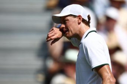 Sinner, ghiaccio sulla testa e gilet refrigerante: allarme caldo a Wimbledon
