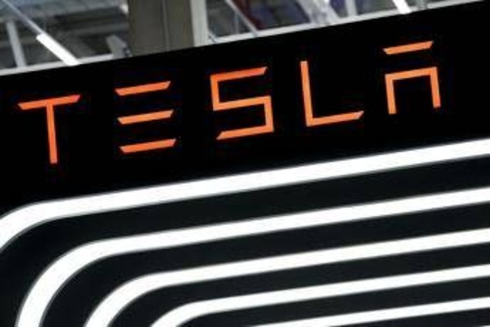Tesla, indagine sulle maniglie: nel mirino i Suv Model Y