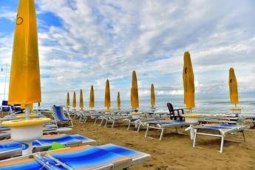Spiagge vuote? Gassmann bacchetta i balneari: &quot;Abbassate i prezzi&quot;
