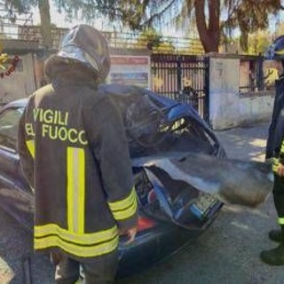 Roma, bombola di ossigeno esplode in un cantiere Atac sulla Prenestina: auto in fiamme, alta colonna di fumo