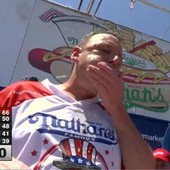 Mangia 66 hot dog in 10 minuti, Chestnut è ancora il re del 4 luglio