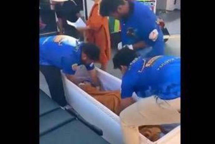 Creduta morta bussa dalla bara: stava per essere cremata Creduta morta bussa dalla bara: stava per essere cremata