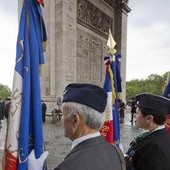Francia, polizia spara a uomo armato di coltello all'Arc de Triomphe Francia, polizia spara a uomo armato di coltello all'Arc de Triomphe