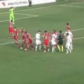 Punizione sotto l'incrocio, ma arbitro non 'vede' il gol: scandalo arbitrale in Turchia Punizione sotto l'incrocio, ma arbitro non 'vede' il gol: scandalo arbitrale in Turchia