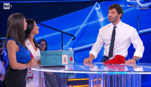Affari tuoi, Marina da Sassari torna a casa a mani vuote. De Martino: "Potevamo salvare la partita al novantesimo" Affari tuoi, Marina da Sassari torna a casa a mani vuote. De Martino: "Potevamo salvare la partita al novantesimo"