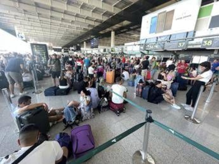 Catania, incendio nei pressi dell'aeroporto: stop ai voli Catania, incendio nei pressi dell'aeroporto: stop ai voli