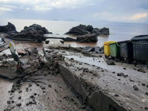 Eolie, violento nubifragio su Ginostra: danni ingenti al molo e case allagate Eolie, violento nubifragio su Ginostra: danni ingenti al molo e case allagate