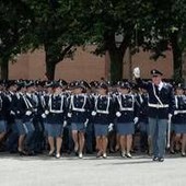Tatuaggi vietati e gonna obbligatoria nelle cerimonie per poliziotte, Silp Cgil: "E' discriminatorio'' Tatuaggi vietati e gonna obbligatoria nelle cerimonie per poliziotte, Silp Cgil: "E' discriminatorio''