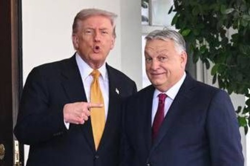 Trump accoglie Orban alla Casa Bianca: "Incontro con Putin? C'è sempre una possibilità" Trump accoglie Orban alla Casa Bianca: "Incontro con Putin? C'è sempre una possibilità"