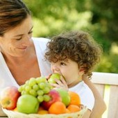 Caldo e bambini, il menù anti-afa dei pediatri: "Più acqua, frutta e pasti leggeri"