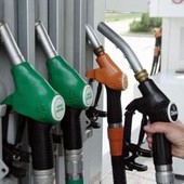 Caro carburanti, prezzo di benzina e diesel continua a salire: superati i 2 euro