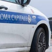 Roma, scontro tra autocarro e moto in via Ardeatina: muore un 43enne