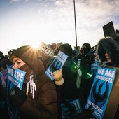 In migliaia a Minneapolis contro Ice, appare a sorpresa Bruce Springsteen