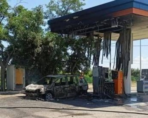 Cosenza, strage di migranti sulla Ss 106: 4 corpi carbonizzati in auto. Si indaga per omicidio Cosenza, strage di migranti sulla Ss 106: 4 corpi carbonizzati in auto. Si indaga per omicidio