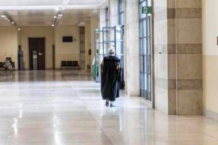 Lascia al nipote preferito un'eredità di 800mila euro ma gli altri non ci stanno: "Non vedeva bene, è stata guidata"