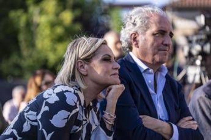 Simona Ventura e Giovanni Terzi, gli audio dello stalker e lo sfogo: &quot;Ci minaccia di morte&quot;