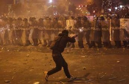 Perù, scontri a Lima dopo manifestazione contro nuovo governo: un morto e oltre 100 feriti