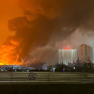 Massiccio raid con 1600 droni ucraini su Mosca, colpita una raffineria: due morti