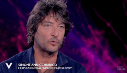 Simone Annicchiarico a Verissimo, la squalifica dal Gf Vip e il ricordo del papà Walter Chiari Simone Annicchiarico a Verissimo, la squalifica dal Gf Vip e il ricordo del papà Walter Chiari