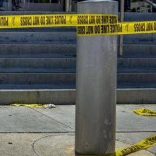 Sparatoria a Dallas, colpiti tre detenuti in ufficio Ice: uno è morto, il cecchino si è suicidato Sparatoria a Dallas, colpiti tre detenuti in ufficio Ice: uno è morto, il cecchino si è suicidato