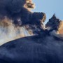 Prosegue eruzione Etna con cenere vulcanica, sospesi i voli in arrivo a Catania
