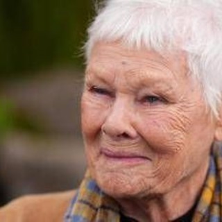 Judi Dench e la malattia agli occhi: "Non posso più recitare, né leggere un libro"