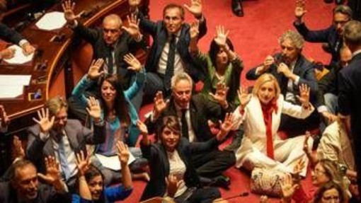 Dl sicurezza, via libera del Senato. Alta tensione e opposizioni sedute in terra per protesta