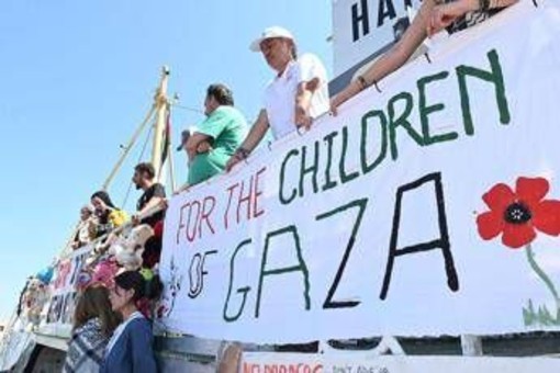 Nave Flotilla, due italiani a bordo. Tajani parla con Sa'ar: due opzioni per attivisti