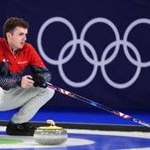 Milano Cortina, Casper cade durante Italia-Usa di curling. Cos'è successo alle Olimpiadi