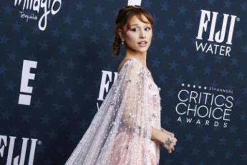 Ariana Grande si prende una pausa, la decisione dopo le critiche sul fisico