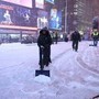 Tempesta di neve a New York, disagi e voli cancellati: il maltempo inguaia i viaggi per le feste