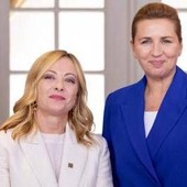 Meloni e la premier danese Frederiksen: "Unite per difendere Europa, no a immigrazione incontrollata" Meloni e la premier danese Frederiksen: "Unite per difendere Europa, no a immigrazione incontrollata"
