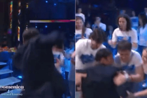 Sal Da Vinci canta a Domenica In, raggiunge la platea e... cade