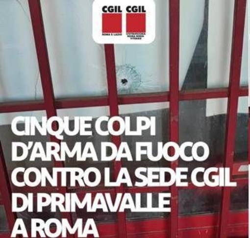 Roma, Cgil: "Cinque fori di proiettile contro la sede di Primavalle" Roma, Cgil: "Cinque fori di proiettile contro la sede di Primavalle"