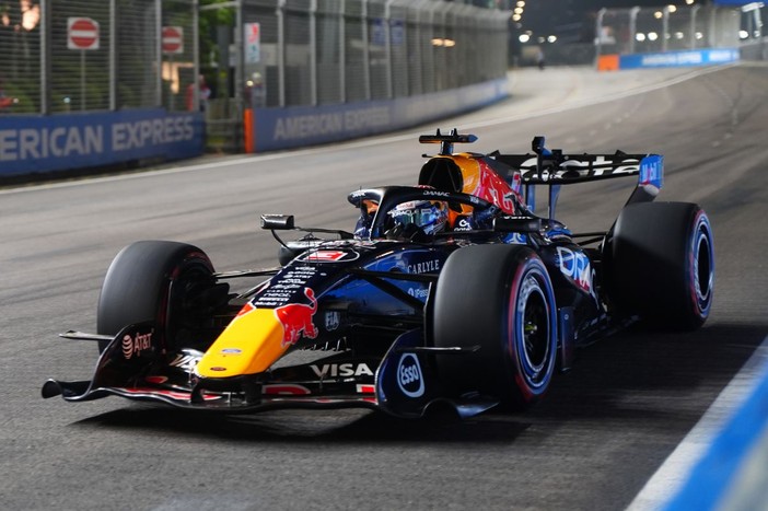 Verstappen padrone a Singapore: pole davanti a Leclerc e Hamilton